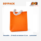 SAC EN TNT LAMINÉ – ORANGE – 27 × 32 cm – BASE 12 cm – SOUFFLET 6 cm – SAC SHOPPING RÉUTILISABLE – POIGNÉES EN PP – PACK DE 50 PCS